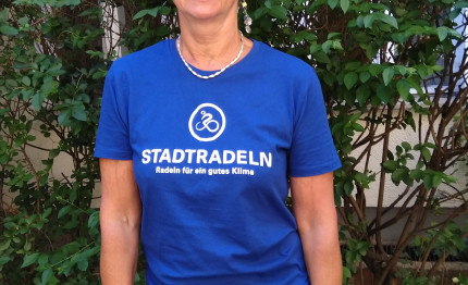 Gisela Witte im T-Shirt vom Stadtradeln